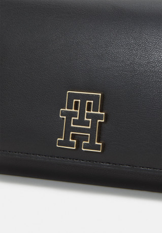 Tommy Hilfiger CHIC MED FLAP WALLET Wallet black КОШЕЛЕК CHIC MED FLAP Бумажник черный