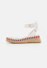 Tommy Hilfiger LOW WEDGE Espadrilles ecru НИЗКАЯ КЛЕТКА Эспадрильи экрю