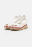 Tommy Hilfiger LOW WEDGE Espadrilles ecru НИЗКАЯ КЛЕТКА Эспадрильи экрю