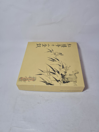 Художественная декоративная тарелка винтажная Imperial Jingdezhen Poreclain, Императорский фарфор, разноцветный декор "Девушка в национальном костюме", в заводской коробке, 22 см, Китай, 1986г.