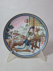 Художественная декоративная тарелка винтажная Imperial Jingdezhen Poreclain, Императорский фарфор, разноцветный декор "Девушка в национальном костюме", в заводской коробке, 22 см, Китай, 1986г.