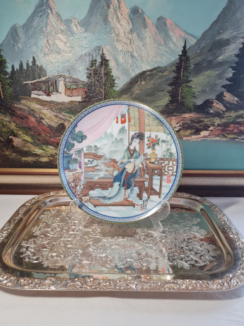 Художественная декоративная тарелка винтажная Imperial Jingdezhen Poreclain, Императорский фарфор, разноцветный декор "Девушка в национальном костюме", в заводской коробке, 22 см, Китай, 1986г.