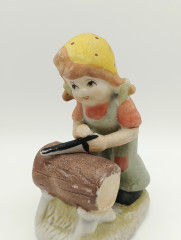Статуэтка винтажная Im Stil Goebel &quot;Девочка с пилой&quot;, фарфор, 13 х 8 см, Германия, 1960-70гг.