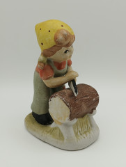 Статуэтка винтажная Im Stil Goebel &quot;Девочка с пилой&quot;, фарфор, 13 х 8 см, Германия, 1960-70гг.