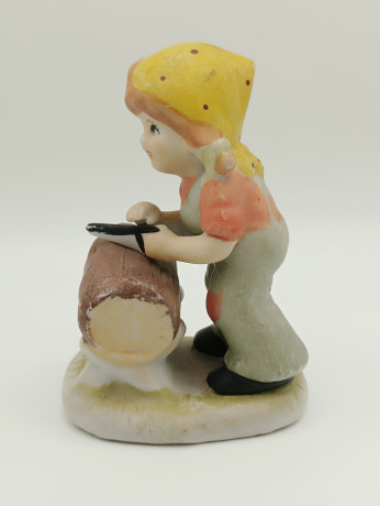 Статуэтка винтажная Im Stil Goebel "Девочка с пилой", фарфор, 13 х 8 см, Германия, 1960-70гг.