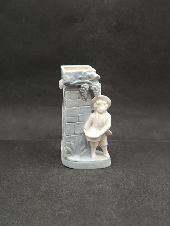 Статуэтка-карандашница винтажная Im Stil KPM "Мальчик у виноградной лозы", фарфор, 12 х 6 см, Германия, 1960-70гг.