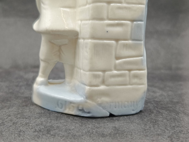 Статуэтка-карандашница винтажная Im Stil KPM "Мальчик у виноградной лозы", фарфор, 12 х 6 см, Германия, 1960-70гг.