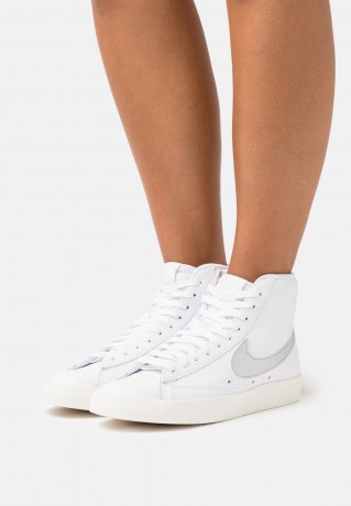 Nike Sportswear W BLAZER MID 77 ESS Sneaker high white/metallic silver/sail/summit white W BLAZER MID 77 ESS Высокие кроссовки женские белый/серебристый металлик/парус/вершина белая