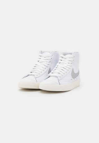 Nike Sportswear W BLAZER MID 77 ESS Sneaker high white/metallic silver/sail/summit white W BLAZER MID 77 ESS Высокие кроссовки женские белый/серебристый металлик/парус/вершина белая