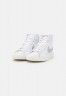 Nike Sportswear W BLAZER MID 77 ESS Sneaker high white/metallic silver/sail/summit white W BLAZER MID 77 ESS Высокие кроссовки женские белый/серебристый металлик/парус/вершина белая