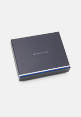 Tommy Hilfiger LEA HOLDER UNISEX Wallet black LEA HOLDER UNISEX Бумажник черный