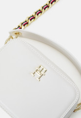 Tommy Hilfiger CHIC TRUNK Across body bag weathered white CHIC TRUNK Сумка через плечо выветрившийся белый