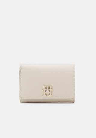 Tommy Hilfiger CHIC MED FLAP WALLET Wallet sugarcane КОШЕЛЕК CHIC MED FLAP Бумажник сахарный тростник
