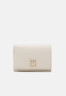 Tommy Hilfiger CHIC MED FLAP WALLET Wallet sugarcane КОШЕЛЕК CHIC MED FLAP Бумажник сахарный тростник