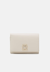Tommy Hilfiger CHIC MED FLAP WALLET Wallet sugarcane КОШЕЛЕК CHIC MED FLAP Бумажник сахарный тростник