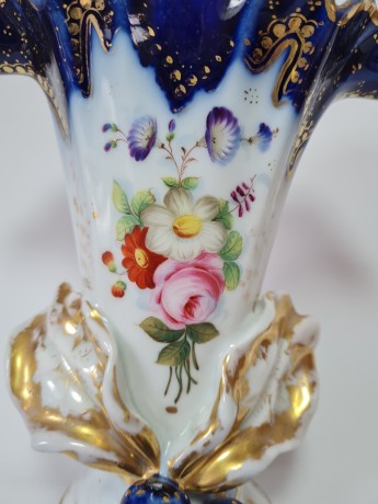 Ваза фарфоровая с цветочным декором и позолотой на синем фоне, 22см x 17см, 1950-60гг