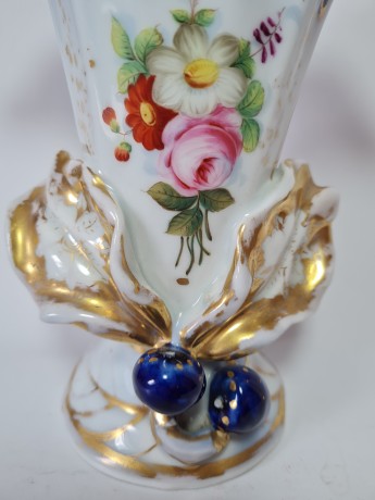 Ваза фарфоровая с цветочным декором и позолотой на синем фоне, 22см x 17см, 1950-60гг