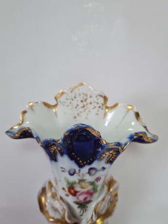 Ваза фарфоровая с цветочным декором и позолотой на синем фоне, 22см x 17см, 1950-60гг
