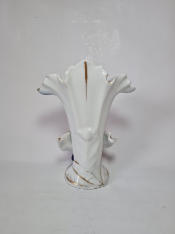 Ваза фарфоровая с цветочным декором и позолотой на синем фоне, 22см x 17см, 1950-60гг