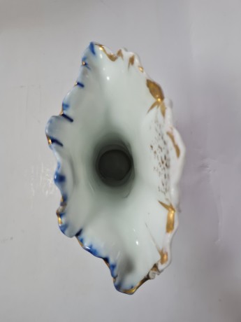 Ваза фарфоровая с цветочным декором и позолотой на синем фоне, 22см x 17см, 1950-60гг