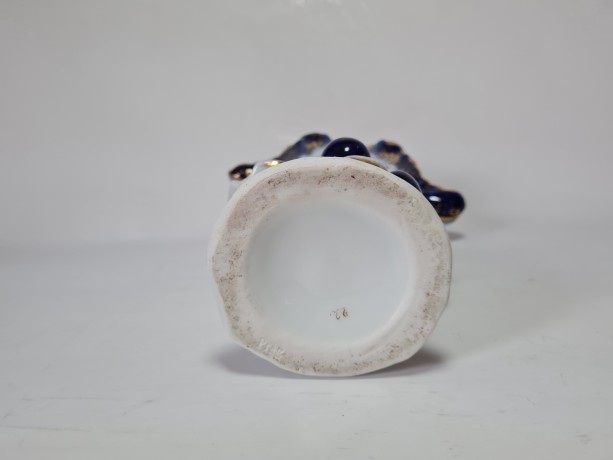 Ваза фарфоровая с цветочным декором и позолотой на синем фоне, 22см x 17см, 1950-60гг