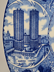 Декоративная тарелка винтажная Fine Staffordshire Ware с изображениями г. Чикаго в бело-синих тонах, 25,5 x 2,5 см, Англия, 1960-70гг.