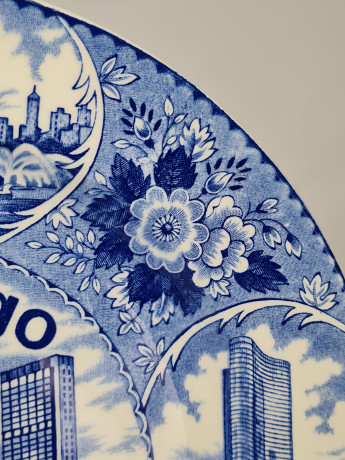 Декоративная тарелка винтажная Fine Staffordshire Ware с изображениями г. Чикаго в бело-синих тонах, 25,5 x 2,5 см, Англия, 1960-70гг.