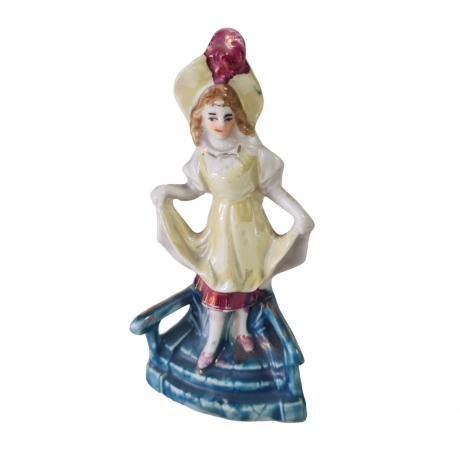 Статуэтка винтажная Im Stil Nippes "Дама на лестнице", фарфор, 11 см, Германия, 1960-70гг.