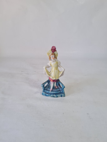 Статуэтка винтажная Im Stil Nippes "Дама на лестнице", фарфор, 11 см, Германия, 1960-70гг.