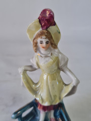 Статуэтка винтажная Im Stil Nippes &quot;Дама на лестнице&quot;, фарфор, 11 см, Германия, 1960-70гг.