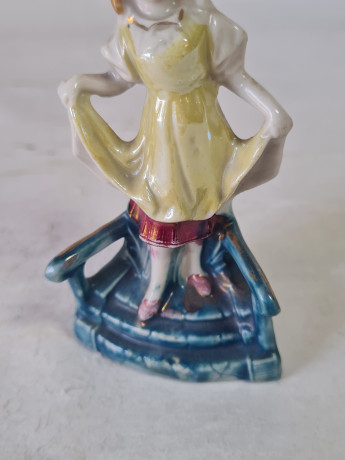 Статуэтка винтажная Im Stil Nippes "Дама на лестнице", фарфор, 11 см, Германия, 1960-70гг.