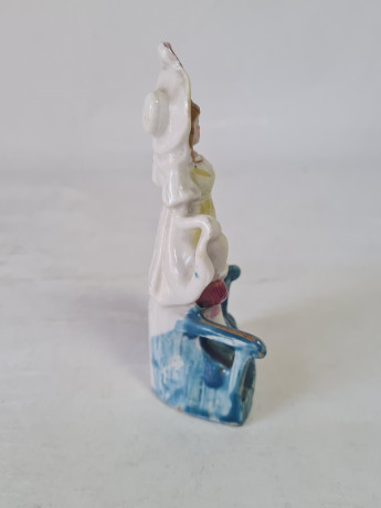 Статуэтка винтажная Im Stil Nippes "Дама на лестнице", фарфор, 11 см, Германия, 1960-70гг.