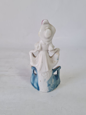 Статуэтка винтажная Im Stil Nippes "Дама на лестнице", фарфор, 11 см, Германия, 1960-70гг.