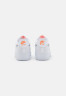 Nike Sportswear AIR FORCE 1 #x27;07 UNISEX Sneaker low white/black/orange AIR FORCE 1 #x27;07 UNISEX Низкие кроссовки женские белый/черный/оранжевый