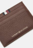 Tommy Hilfiger LEA HOLDER UNISEX Wallet dark chestnut LEA HOLDER UNISEX Бумажник темно-каштановый