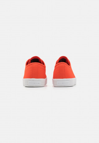 Tommy Hilfiger ESSENTIAL VULCANIZED Trainers deep orange ESSENTIAL VULCANIZED Кроссовки темно-оранжевый