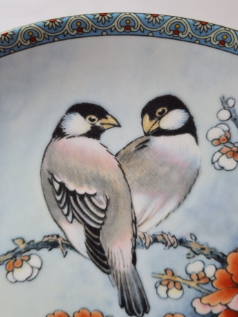 Художественная декоративная тарелка винтажная Imperial Jingdezhen Poreclain, Императорский фарфор, разноцветный декор "Две птички на ветке", 22 см, Китай, 1988г.