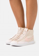Nike Sportswear W BLAZER MID 77 NEXT NATURE Sneaker high sanddrift/arctic orange/ligt soft pink/white/black/volt W BLAZER MID 77 NEXT NATURE Высокие кроссовки женские песчаный/арктический оранжевый/светло-розовый/белый/черный/вольт