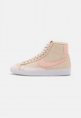 Nike Sportswear W BLAZER MID 77 NEXT NATURE Sneaker high sanddrift/arctic orange/ligt soft pink/white/black/volt W BLAZER MID 77 NEXT NATURE Высокие кроссовки женские песчаный/арктический оранжевый/светло-розовый/белый/черный/вольт