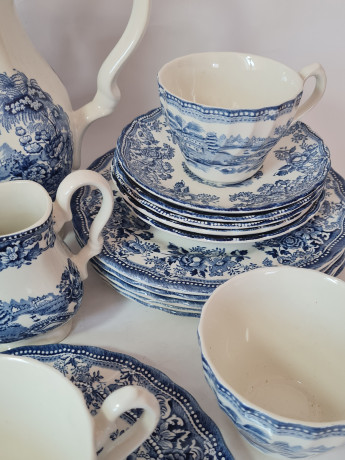 Набор для чая винтажный Staffordshire Tonquin by Myott, белый фарфор с рисунком в сине-голубых тонах, на 6 персон, в заводской коробке, Англия, 1960-70гг.