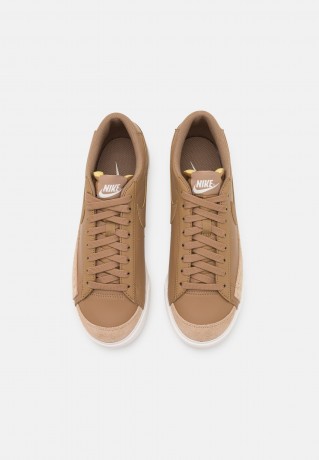 Nike Sportswear W BLAZER LOW PLATFORM Sneaker low dark driftwood/sail W BLAZER LOW PLATFORM Низкие кроссовки женские темная коряга/парус