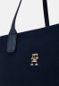Tommy Hilfiger ICONIC TOMMY TOTE Tote bag space blue ICONIC TOMMY TOTE Сумка-тоут космический синий