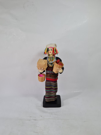 Фигурка винтажная Im Stil Gabriele Stemmler "Женщина в этническом костюме с 3 корзинами", 26 см, Германия, 1960-70гг.