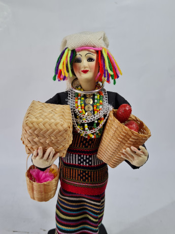 Фигурка винтажная Im Stil Gabriele Stemmler "Женщина в этническом костюме с 3 корзинами", 26 см, Германия, 1960-70гг.