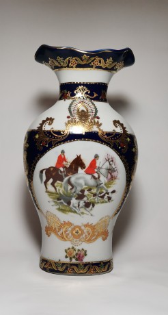 Lady Ashley, Леди Эшли Ваза фарфоровая "Гонка на лошадях" в японском стиле с позолотой, 30см, Германия 2000г.