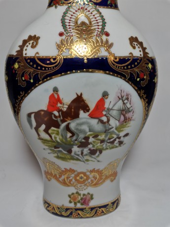 Lady Ashley, Леди Эшли Ваза фарфоровая "Гонка на лошадях" в японском стиле с позолотой, 30см, Германия 2000г.
