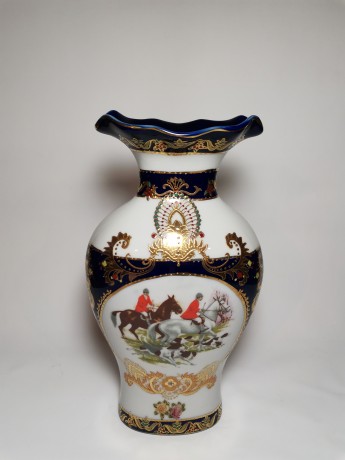 Lady Ashley, Леди Эшли Ваза фарфоровая "Гонка на лошадях" в японском стиле с позолотой, 30см, Германия 2000г.