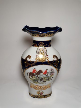 Lady Ashley, Леди Эшли Ваза фарфоровая "Гонка на лошадях" в японском стиле с позолотой, 30см, Германия 2000г.