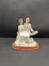 Статуэтка винтажная "Влюбленная пара с двумя кроликами", фарфор / дерево, 14 х 15 см, Италия, 1960-70гг.