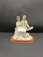 Статуэтка винтажная &quot;Влюбленная пара с двумя кроликами&quot;, фарфор / дерево, 14 х 15 см, Италия, 1960-70гг.